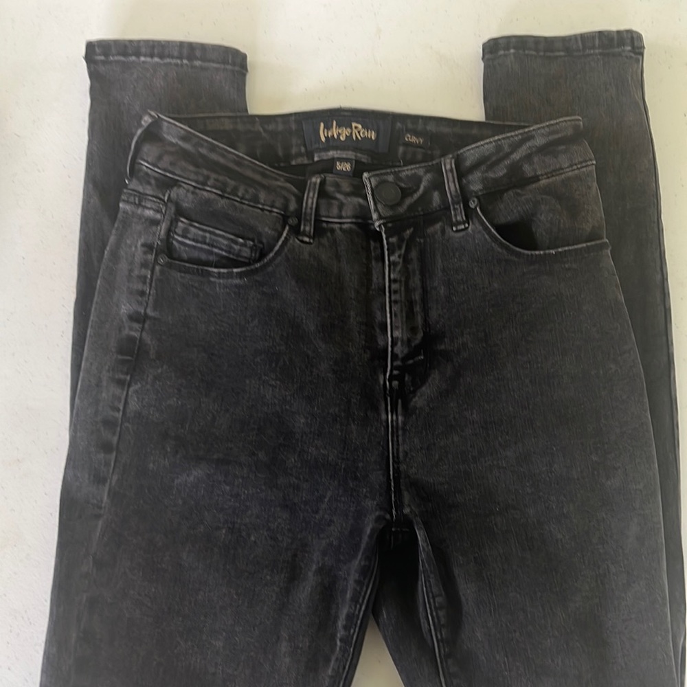Size 5 dark jeans. High waisted, very comfortable and stretchy.